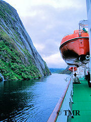 MS Nordkapp p vei ut av Trollfjorden