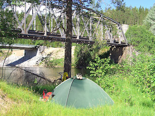 Leir under jernbanebrua ved Brukoll